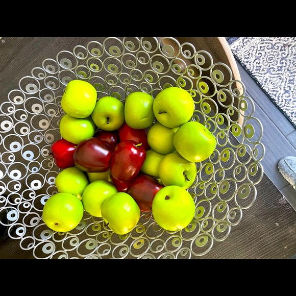 Large display bowl with apples. - Picture 3 of 3